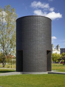 Theaster Gates, Black Vessel for a Saint, 2017, Ziegel, Granit, Cortenstahl, Beton und Statue des Heiligen Laurentius mit Dachbahn bedeckt, 711,2 x 487,7 cm. Foto von Gene Pittman. Courtesy Walker Art Center, Minneapolis.