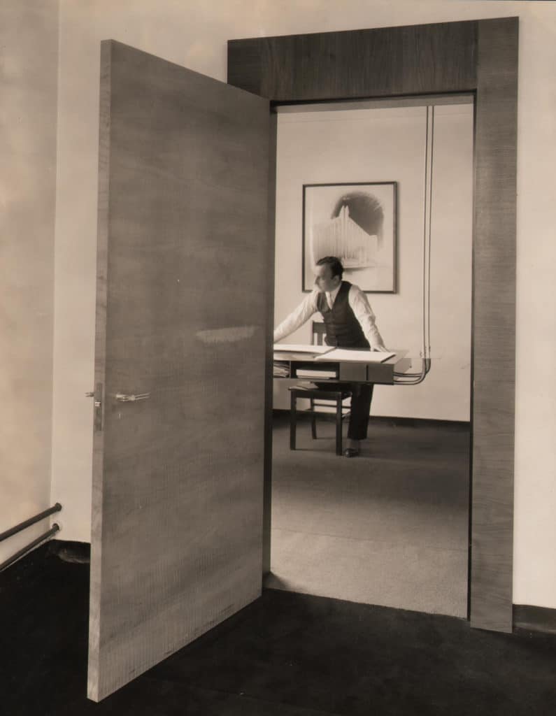 kiesler-portrait-flying-desk-1930 Kiesler steht hinter seinem Schreibtisch, genannt Flying Desk, in seinem Büro. Fotograf unbekannt.